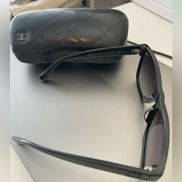 Chanel Black Frame Sunglasses with black CC logo on both side - Picture 5 of 8